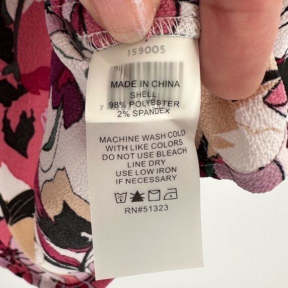 Chaus NY Aurora Petals Multicolor Floral Crepe Like Texture V Neck Top Large - Picture 9 of 10